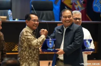 Bupati Padang Pariaman, John Kenedy Azis menerima plakat dari pengurus pusat JMSI usai jadi narasumber seminar nasional dalam rangkaian pelantikan Pengda JMSI Sumbar di Padang, Sabtu. (humas)