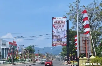 Umbul-umbul bendera merah putih mulai terpasang di berbagai titik Kota Padang.