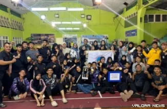 Pesilat PPS Sakato Semen Padang foto bersama official dan lainnya, usai dinobatkan jadi Juara Umum II  Kejuaraan Pencak Silat Wali Kota Cup II Tahun 2026 di GOR Semen Padang, Sabtu. (humas)
