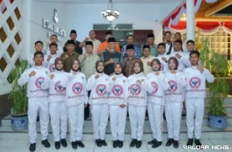Gubernur Sumatera Barat, Mahyeldi foto bersama dengan Peserta LKBB MPR RI 26 setelah melepas peserta LKBB MPR RI 2026 MAN 1 Bukittinggi di Aula Istana Bung Hatta Kota Bukittinggi, Sabtu (29/8/2026). (humas)