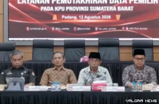 Ketua KPU Sumbar Surya Efitrimen dan Komisioner Medo Patria, Ory Sativa Syakban dan Sekretaris KPU Irzal Zamzami
