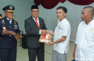 Sekdaprov Sumatera Barat, Arry Yuswandi serahkan Surat Keputusan Remisi bagi salah seorang warga binaan Rumah Tahanan kelas II B Padang dalam rangka memperingati HUT RI ke 81 di Rumah Tahanan kelas II B Padang, Senin. (humas)