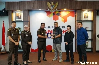 Aspema Kejati Sumbar, Basril.G, S.H, M.H menyerahkan plakat kepada Plh. KPKNL Padang Mide Parma