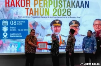 Asisten Administrasi Umum Setdaprov Sumbar, Medi Iswandi serahkan cenderamata pada Rakor Perpustakaan Provinsi Sumatera Barat Tahun 2026 di Auditorium Gubernuran Sumbar, Padang, Sabtu. (humas)