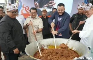 Wali Kota Padang Fadly Amran Bersama Menteri Ekraf Teuku Riefky Harsya dan Pakar Kuliner William Wongso Mengaduk Rendang Padang Kegiatan Talk and Taste, Minggu (9/8/2026)