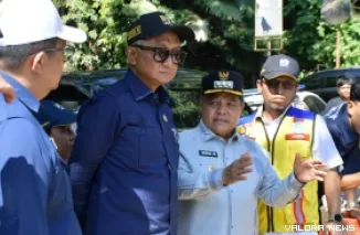 Bupati Agam, Benny Warlis terangkan kondisi daerah terdampak bencana pada Menteri PU, Dody Hanggodo saat kunjungan kerja ke Kabupaten Agam, Jumat. (anizur)