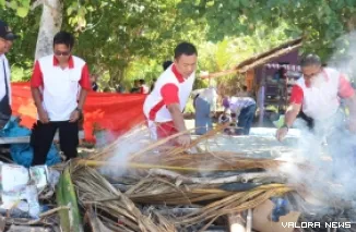 Kapolres Pasbar, AKBP Agung Tribawanto bersama pengurus Bhayangkari dan personel lainnya, gelar aksi gotong royong dan bersih-bersih di objek wisata unggulan Pantai Pulau Pigago, Kecamatan Sungai Beremas, Sabtu. (robi irwan)