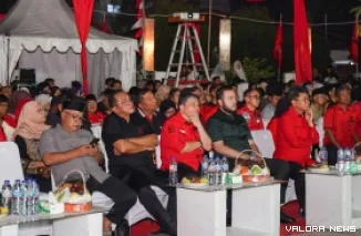Ketua PDIP Sumatera Barat, Alex Indra Lukman bersama Bonie Triyana (DPP PDIP), Halida Hatta (putri Bung Hatta), Fadly Amran (Wako Padang) pada pagelaran Pekan Bung Hatta: Membaca Ulang Perjalanan Kebangsaan Minangkabau" di Padang Ahad malam. (humas)