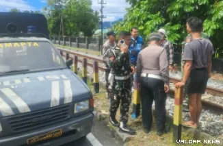 Polisi saat melakukan olah TKP kecelakaan.