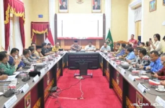 Gubernur Sumbar, Mahyeldi didampingi Vasko Ruseimy (Wagub) memimpin Rapat Koordinasi Kepala Daerah se-Sumbar sekaligus peluncuran Porprov XVI Tahun 2026 di Ruang Rapat Istana Gubernuran, Kamis. (humas)