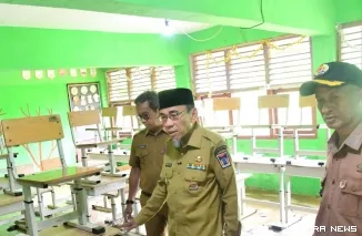 Wakil Wali Kota Padang Maigus Nasir Saat Meninjau SDN 33 Rawang yang Terdampak Banjir, Selasa (4/8/2026)