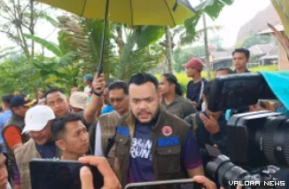 Wali Kota Padang Fadly Amran Saat Mengunjungi Warga Lapau Munggunyang Menjadi Korban Banjir (*)