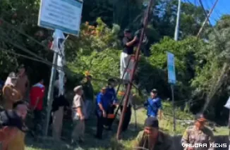 Asisten III Sawahlunto, John Hendri memimpin penertiban kabel utilitas di Kecamatan Barangin, Sabtu. Penertiban ini merupakan yang kedua kalinya digelar. (hendra idris)