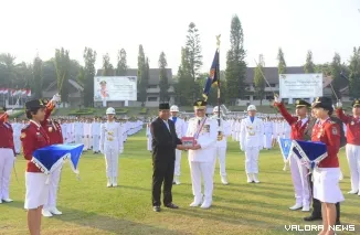 Gubernur Sumbar, Mahyeldi terima anugerah Kartika Pamong Praja Madya untuk Gubernur Sumbar, Mahyeldi dalam sebuah upacara yang berlangsung di Kampus IPDN Jatinangor, Kabupaten Sumedang, Jawa Barat, Rabu. (humas)