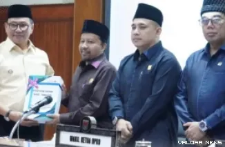Wako Bukittinggi, Ramlan Nurmatias serahkan nota pengantar Perubahan APBD Tahun 2026 pada pimpinan DPRD usai sidang paripurna, Senin. (humas)
