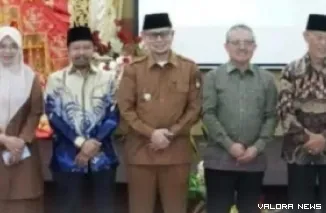 Wakil Wali Kota Bukittinggi, Ibnu Asis foto bersama dengan narasumber dan panitia Pekan Literasi Bung Hatta Tahun 2026 di Aula Perpustakaan Proklamator Bung Hatta, Senin. (hamriadi)