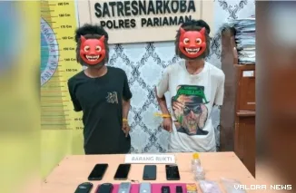 Kedua pelaku beserta barang bukti sabu yang berhasil diamankan.