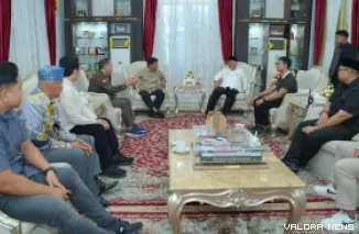 Gubernur Sumatera Barat, Mahyeldi saat melepas atlet gulat asal Padang, Letda Inf Gilang Ilhaza yang akan memperkuat kontingen Indonesia pada Asian Games 2026 di Aichi-Nagoya, Jepang di Istana Gubernur, Jumat (28/8/2026). (humas)