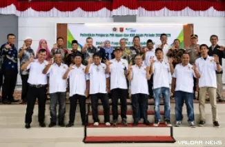 Ketua PWI Agam, Mursyidi dan jajaran, foto bersama dengan Ketua PWI Sumbar, Widya Nafis usai pelamtikan, Kamis. (anizur)