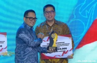 Ketua Komisi II DPR RI Muhammad Rifqinizamy Karsayuda serahkan penghargaan kepada Wali Kota Padang Panjang Hendri Arnis dalam kegiatan Apresiasi Pemerintah Daerah Berprestasi Tahun 2026 di Batam, Rabu (12/8/2026). (humas)