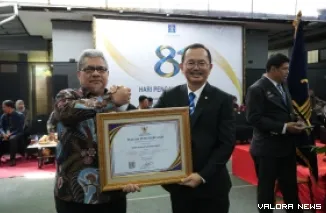Ketua DPRD Sumbar, Muhidi terima penghargaan JDIH Nasional Tahun 2026 dalam rangkaian Hari Pengayoman ke-81, Rabu. (humas)