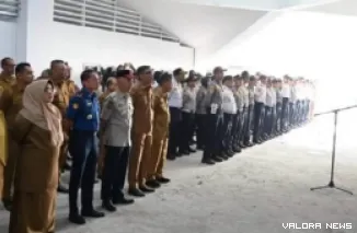Wako Bukittinggi, Ramlan Nurmatias berikan arahan terkait angkutan graatis bagi pelajar saat memimpin apel gabungan Dinas Perhubungan Bukittinggi di Lantai 2 Terminal Tipe-C Pasar Banto, Senin. (humas)