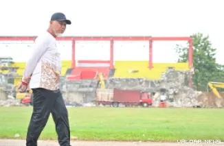 Gubernur Sumatera Barat, Mahyeldi meninjau proses awal rekonstruksi GOR H. Agus Salim Padang, Ahad. (humas)