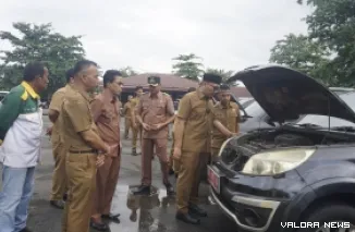 Sekretaris Daerah Pasaman Barat, Doddy San Ismail memeriksa kondisi kendaraan dinas pimpinan OPD usai apel gabungan di halaman kantor bupati Pasaman Barat, Senin. (robbi irwan)
