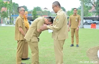 Sekdaprov Sumatera Barat, Arry Yuswandi serahkan penghargaan pada ASN yang menorehkan prestasi nasional dan regional, di lapangan kantor Gubernur, Senin pagi. (humas)