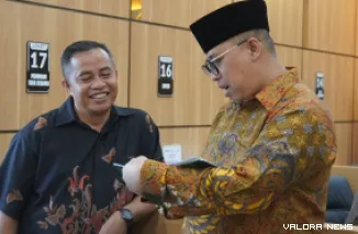 Wali Kota Padang Panjang, Hendri Arnis didampingi Kepala BKPSDM, Zetrial dalam agenda inspeksi ke sejumlah OPD. (humas)