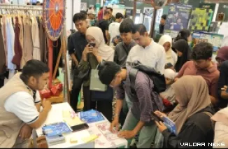 Salah Seorang Pengunjung Mencoba Menyusun Puzzle yang Menyerupai Uang Kertas Pecahan 100 Ribu, di Booth CBP BI Sumbar, Sabtu (29/8/2026)