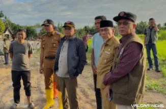 Wakil Wali Kota Padang Maigus Nasir Mendampingi Sestama BNPB meninjau kawasan terdampak banjir di Lapau Munggu, Kelurahan Kuranji, Kecamatan Kuranji. (*)