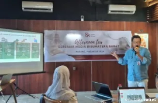 Kepala Otoritas Jasa Keuangan (OJK) Sumatera Barat, Roni Nazra paparkan kondisi industri keuangan dan perbangkan di Sumatera Barat pada awak media dalam agenda afternoon tea di Padang, Jumat.