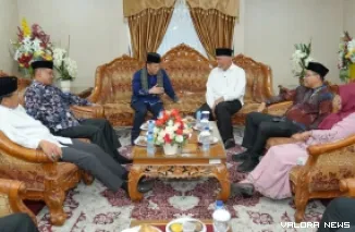 Gubernur Sumatera Barat, Mahyeldi dialog dengan Sekretaris Jenderal Kementerian Agama, Kamaruddin Amin di VIP Bandara Internasional Minangkabau, Jumat. (humas)