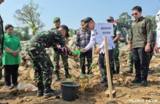 Bupati Agam, Benni Warlis menanam menanam bambu serta pohon produktif lainnya, di Nagari Salareh Aia, Kecamatan Palembayan, Rabu. (anizur)