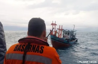 Tim SAR saat melakukan evakuasi terhadap dua awak kapal yang terombang ambing mati mesin.