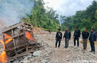 Tim Trisula Satreskrim Polres Solok Selatan memusnahkan belas peralatan pertambangan emas ilegal di aliran sungai Batang Bangko