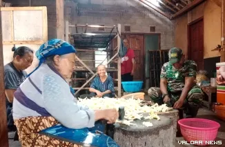 Usaha Mbah Muji laris manis berkat TMMD