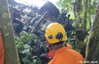 Tim SAR saat melakukan evakuasi korban kecelakaan.