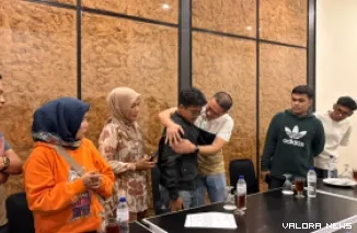 Pelukan hangat Direktur Reserse Kriminal Umum (Dirreskrimum) Polda Sumatera Barat Kombes Pol Teddy Fanani dengan pengendara mobil Bill Irzano alias Bili yang menandakan perselisihan yang sempat terjadi diakhiri dengan kekeluargaan. (Dok. Ist)