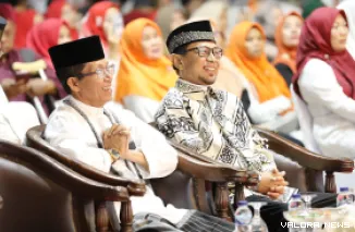 Wali Kota Batam, Amsakar Achmad berbincang dengan Ustaz Wijayanto saat peringatan Maulid Nabi Muhammad SAW tingkat Kota Batam di Lapangan Bola Usman Harun, Tanjung Piayu, Sungai Beduk, Senin (24/8/2026) malam. (humas)