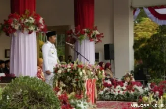 Wakil Gubernur Sumatera Barat, Vasko Ruseimy jadi Inspektur Upacara Penurunan Bendera Peringatan HUT ke-81 Kemerdekaan Republik Indonesia di Halaman Istana Gubernur Sumatera Barat, Senin sore. (humas)