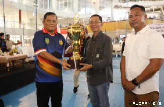 Wali Kota Batam, Amsakar Achmad serahkan piala bergilir Open Karate Championship II Tahun 2026 pada panitia penyelenggara pada pembukaan di Nagoya Citywalk, Lubukbaja, Sabtu (1/8/2026). (humas)