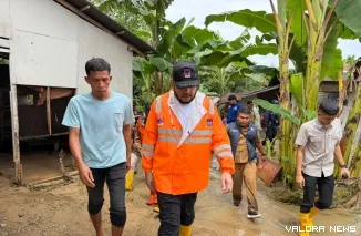 Wali Kota Padang Fadly Amran Meninjau Lokasi Banjir di Kawasan Gunung Sariak dan Lapau Munggu, Selasa.(4/8/2026)