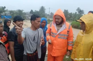 Wali Kota Padang Fadly Amran Meninjau Kondisi Warga yang Terdampak Banjir di Kawasan Guo Kecamatan Kuranji, Senin (3/8/2026)