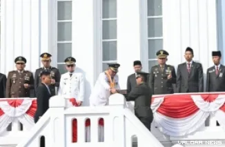 Wali Kota Bukittinggi, Ramlan Nurmatias bersama jajaran Forkopimda, lakukan prosesi penyerahan bendera pusaka di tangga Jam Gadang, Senin. (hamriadi)
