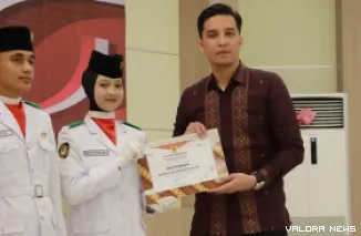 Wali Kota Sawahlunto, Riyanda Putra serahkan penghargaan pada Paskibraka yang telah sukses menunaikan tugas pada Malam Resepsi Kemerdekaan Republik Indonesia di Balai Diklat BDTBT Kota Sawahlunto, Senin (17/8/2026). (hendra idris)