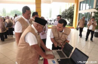 Bupati Pasbar, Yulianto mengujicoba perangkat e-voting yang akan digunakan pada pemilihan wali nagari serentak di Pasbar, Kamis besok. (robi irwan)