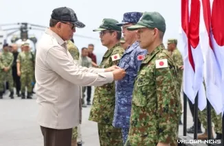 Menteri Pertahanan Republik Indonesia Sjafrie Sjamsoeddin atas nama negara dalam upacara di atas kapal JMSDF JS Kunisaki yang bersandar di Pelabuhan Internasional Kijing, Kabupaten Mempawah, Kalimantan Barat