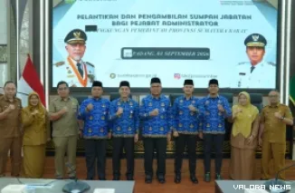 Sekretaris Daerah Provinsi Sumatera Barat, Arry Yuswandi foto bersama usai penyerahan Surat Keputusan Pelantikan Pejabat Administrator di Lingkungan Pemerintah Prov Sumbar, Selasa. (humas)